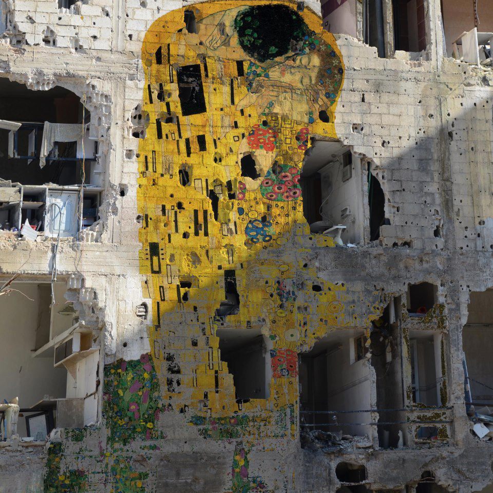 'Freedom Graffiti' by Tammam Azzam - Gustav Klimt's 'The Kiss' on a war-torn building (Source) 