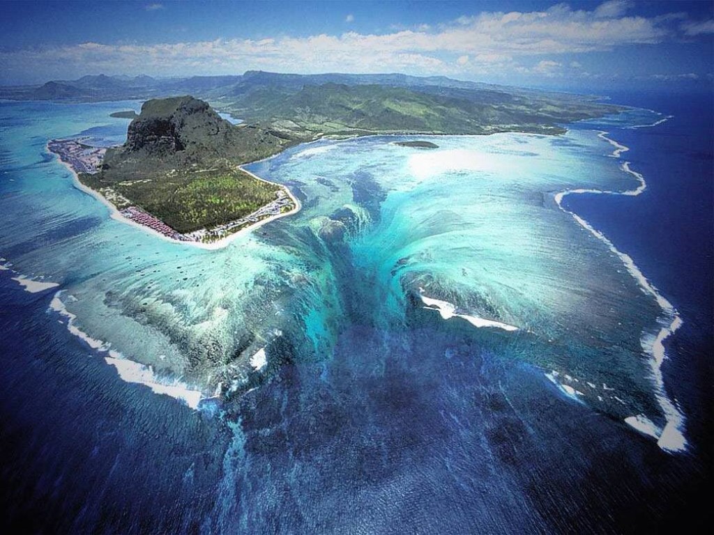 Underwater Waterfall in Mauritius, Le Morne 