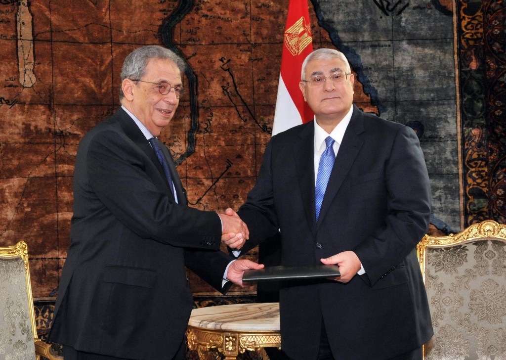 Interim president Adly Mansour receives the draft constitution from chairman of the Egyptian Constitutional panel Amr Moussa (AFP Photo/Ho/Egyptian Presidency).