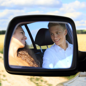 couple-car-mirror