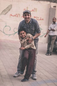 Amr Salama with Moemen, one of the three main child actors. Courtesy of Osama Gebril.