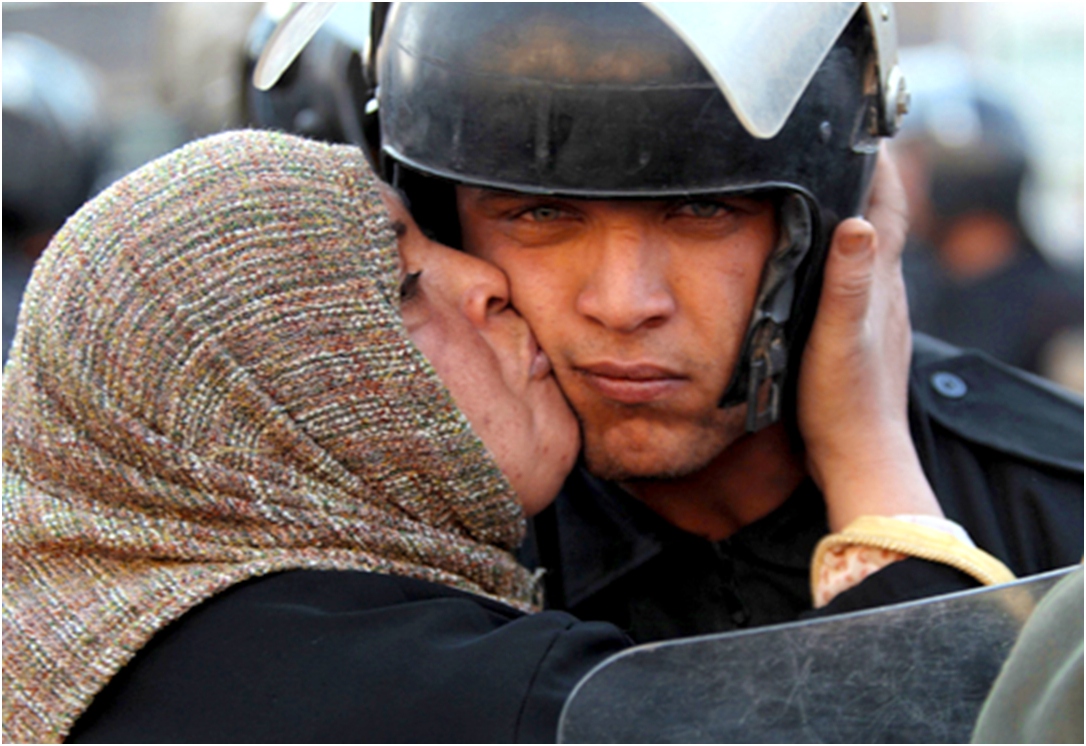 Woman-Kisses-Egypt-Soldier1