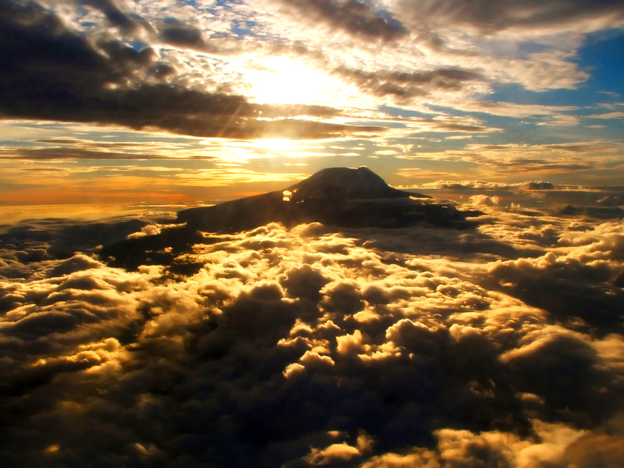 kilimanjaro_in_clouds_by_morkovka55-d27397n