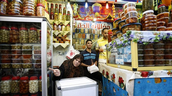 12 Jobs that We Will Never Understand in Egypt