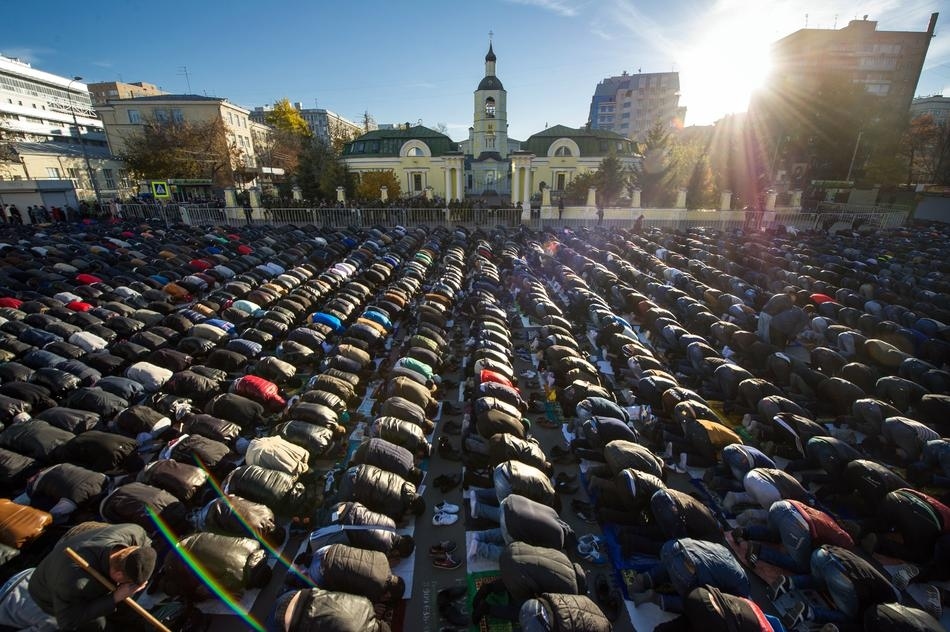 28 Incredible Photos of Muslims Celebrating Eid Around the 