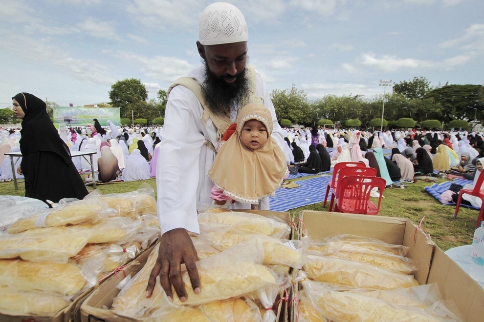 28 Incredible Photos of Muslims Celebrating Eid Around the 