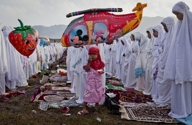 28 Incredible Photos of Muslims Celebrating Eid Around the 