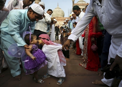 28 Incredible Photos of Muslims Celebrating Eid Around the 