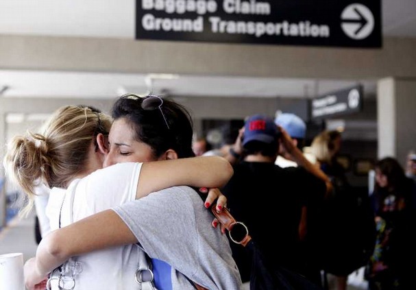 airport-hugs
