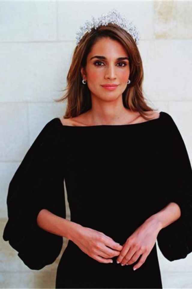 large_Fustany-Celebrity_Style-Queen_Rania_s_Most_Stylish_Moments-1