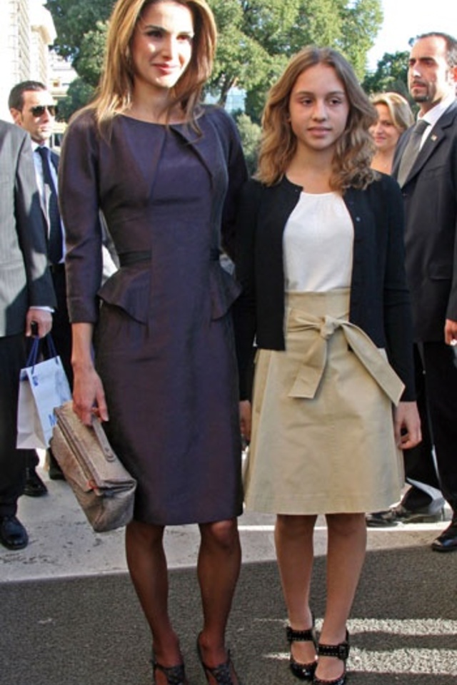 large_Fustany-Celebrity_Style-Queen_Rania_s_Most_Stylish_Moments-37