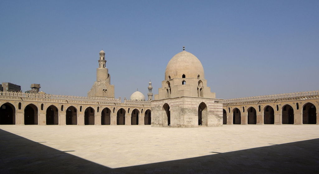 1280px-Kairo_Ibn_Tulun_Moschee_BW_4