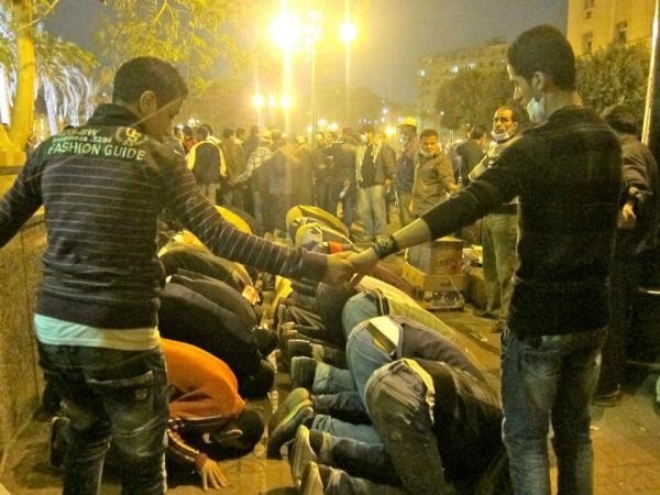 amazing-photo-of-christians-protecting-muslims-at-30221-1321974013-1