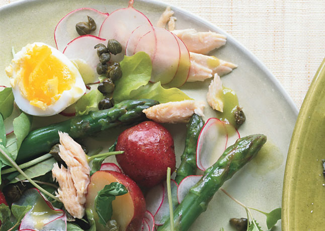 tuna-asparagus-and-new-potato-salad-with-chive-vinaigrette-and-fried-capers-646