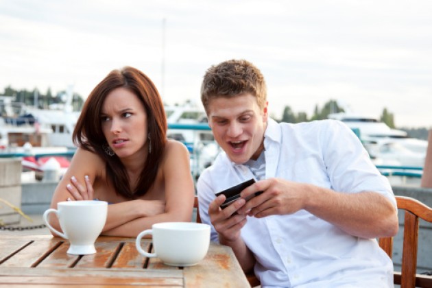 Man-on-his-smart-phone-ignoring-his-date-e1384364879741.jpg.pagespeed.ce.PoBF4Xv_LX