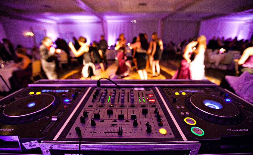 choosing-a-wedding-dj