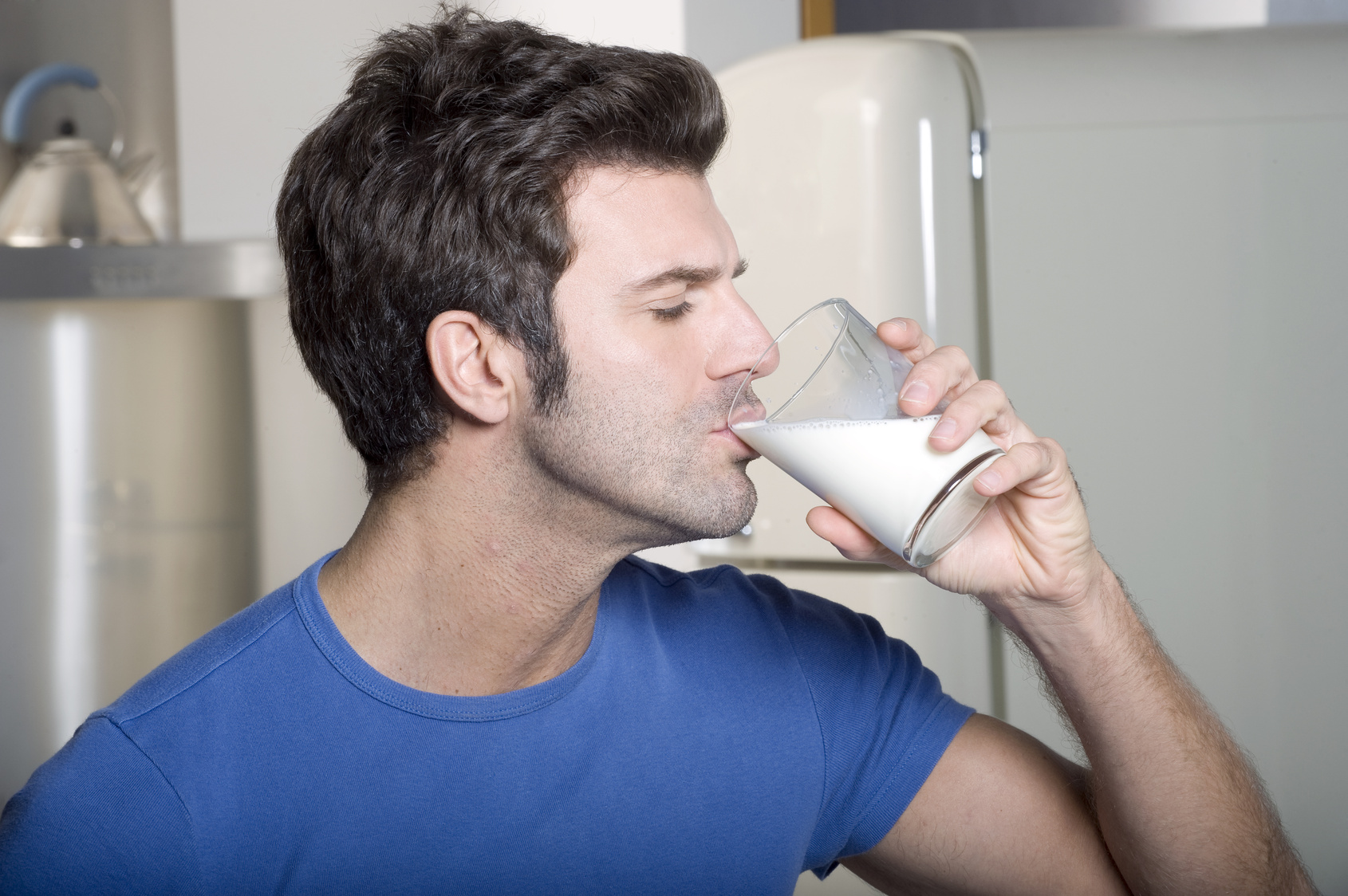 Человек пьет молоко