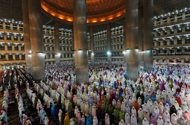 Beautiful Photos of Muslims Performing Taraweeh Prayers