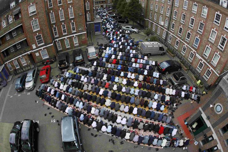 Beautiful Photos of Muslims Performing Taraweeh Prayers