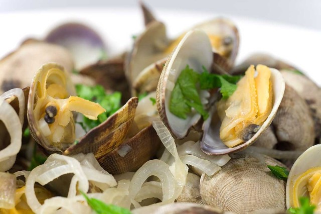 steamed-clams-in-white-wine