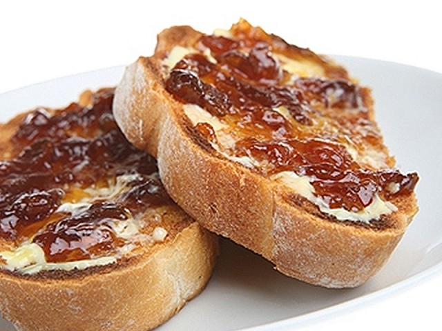 Crostini-of-Caramelized-Onions-Dolce-Latte-Gorgonzola-and-Fig-Jam-640x480