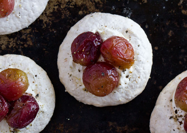 roasted-grape-pavlova-bites-646