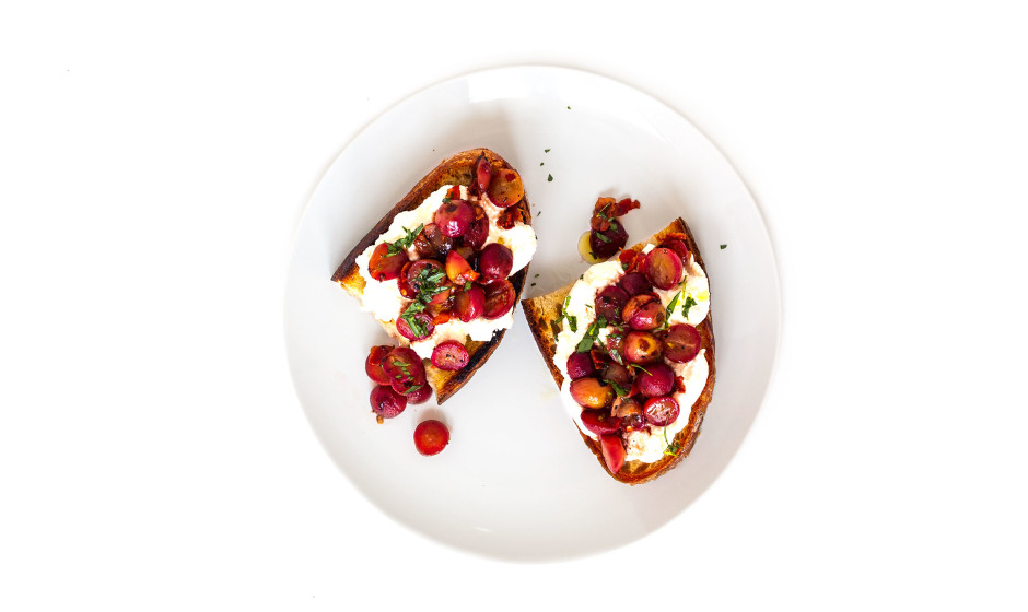 spicy-grape-ricotta-crostini1-940x560