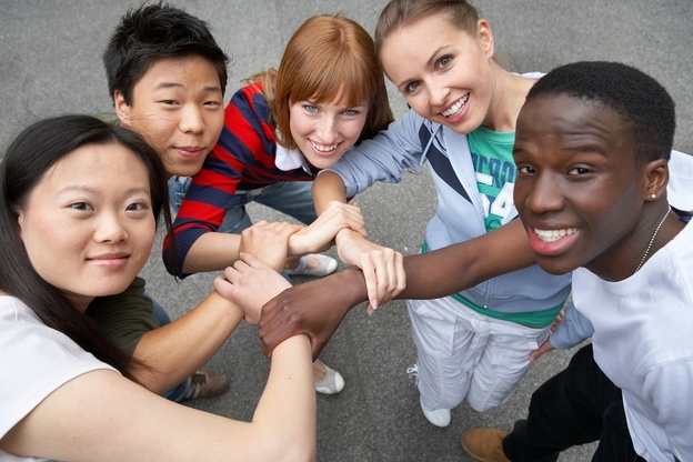Jugendliche verschiedener ethnischer Gruppen auf einem Schulhof