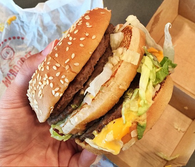 2AE109FE00000578-3176077-Extra_filling_The_Monster_Mac_which_is_a_normal_Big_Mac_with_six-a-21_1438017605636