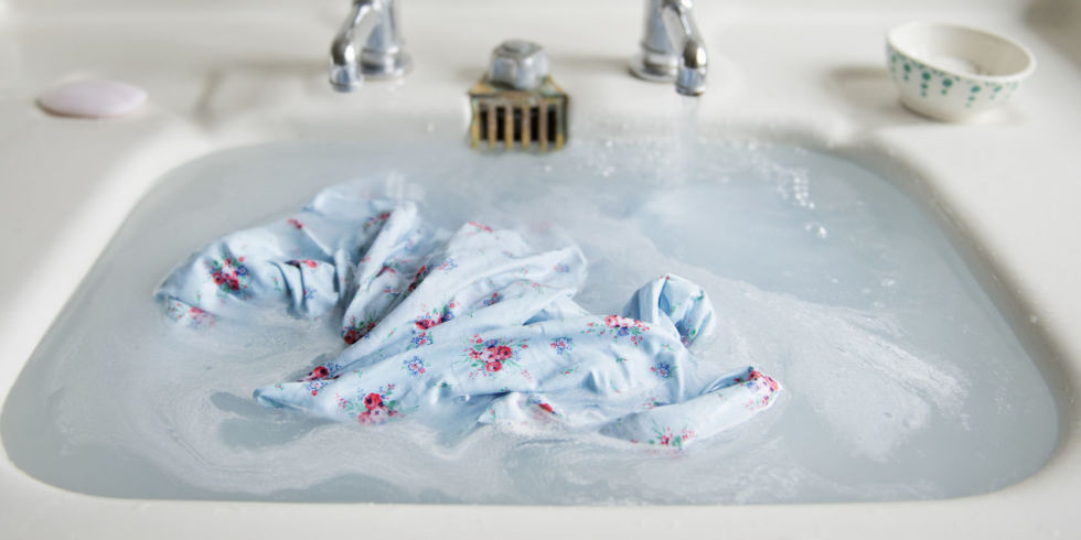 landscape-1428008791-laundry-in-sink-de