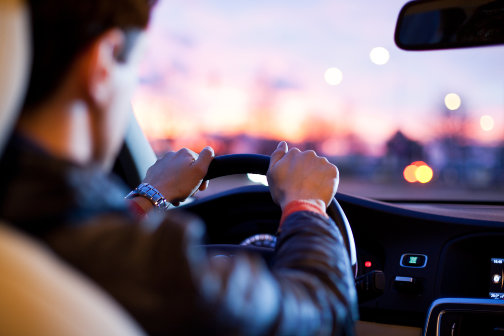 guy-driving-night