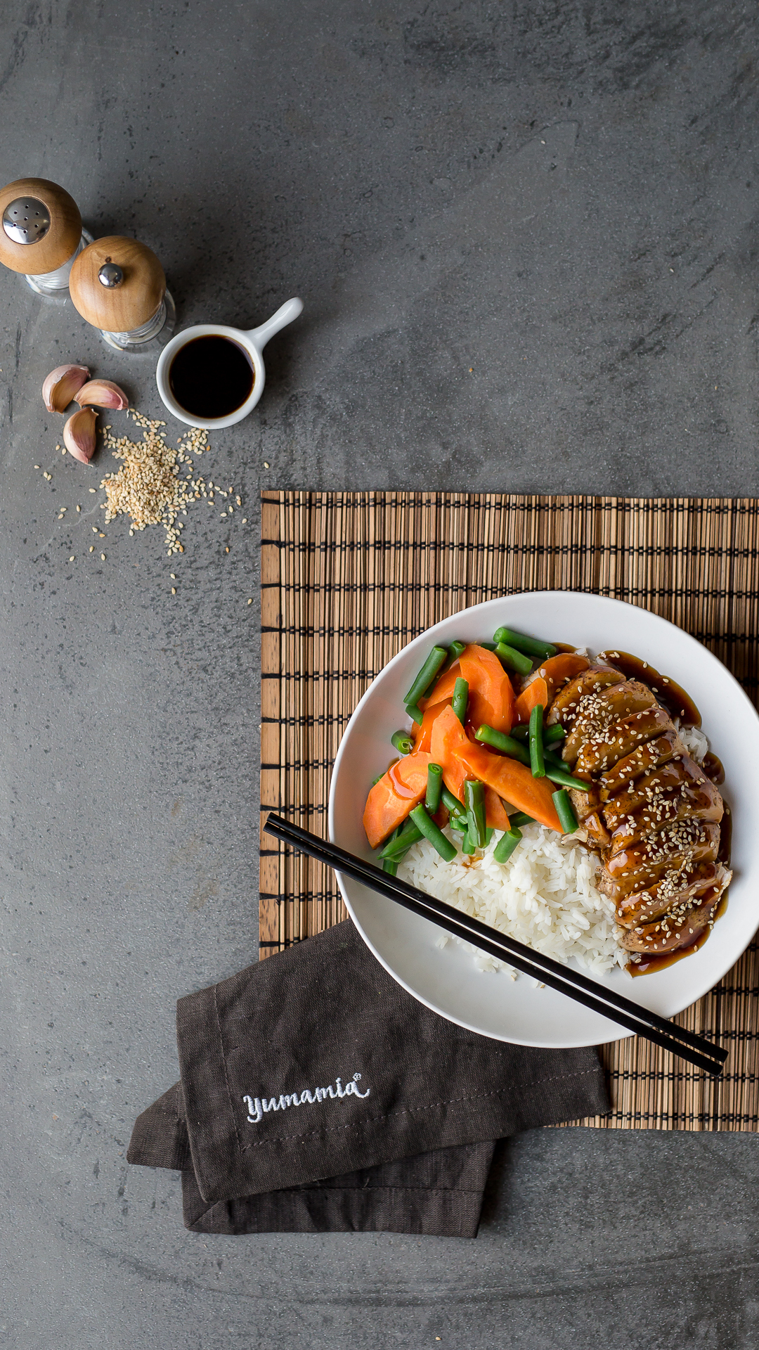 If you're feeling Asian-y, Yumamia's Teryiaki chicken is the way to go. Think Asian sesame sprinkled chicken breast glazed with a flavorful Teriyaki sauce and cooked with green beans, carrots and spring onion and served with white basmati rice.