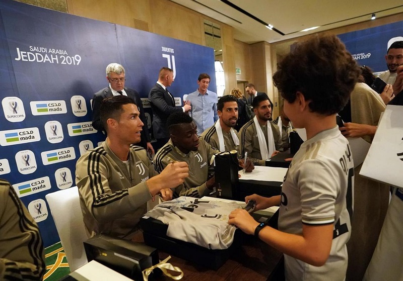 In Pictures Football Fans in Jeddah Got To Meet The Legendary