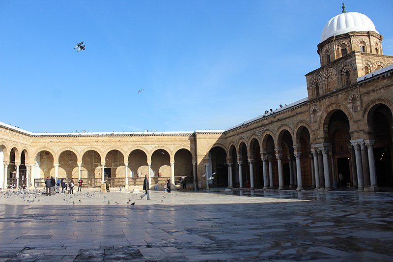 https://commons.wikimedia.org/wiki/File:The_courtyard_of_Al_Zaytuna_Mosque_-%D9%81%D9%86%D8%A7%D8%A1_%D8%AC%D8%A7%D9%85%D8%B9_%D8%A7%D9%84%D8%B2%D9%8A%D8%AA%D9%88%D9%86%D8%A9_%D8%A7%D9%84%D9%85%D8%B9%D9%85%D9%88%D8%B1_-_patio_de_la_mosqu%C3%A9e_Zitouna.jpg