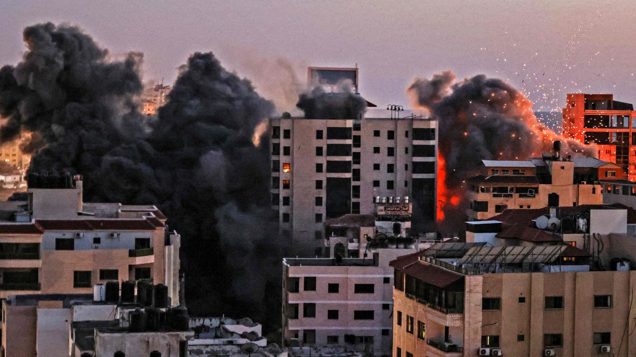 Нападение на здание. ВВС Израиля в среду нанесли удары по сектору газа. ВВС Израиля кошмар ближнего Востока-.