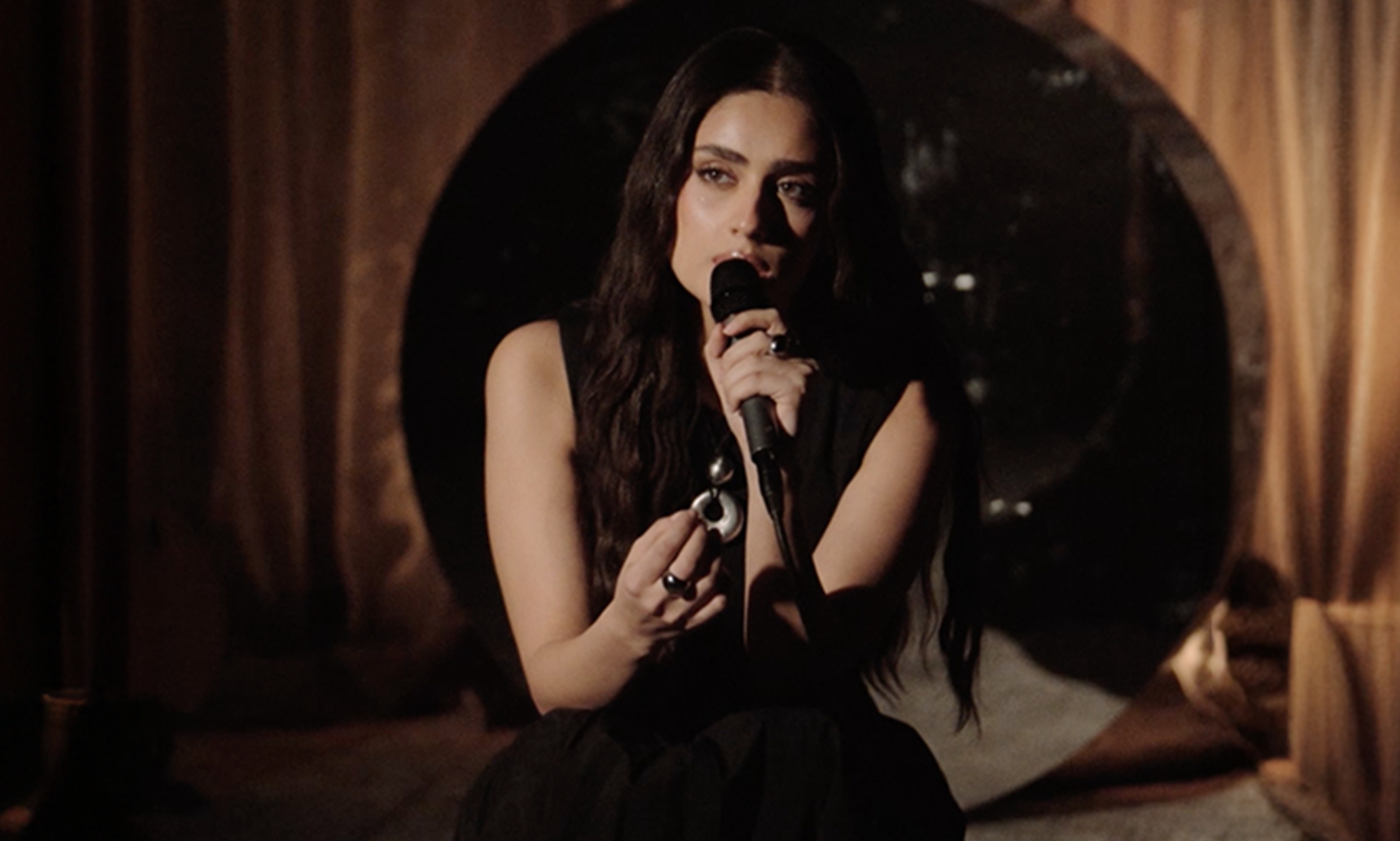 Zeyne Reimagines Tracks From Debut Album ‘AWDA’ in Live Studio Sessions